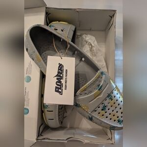 Floafers Size 9 Pineapple Print